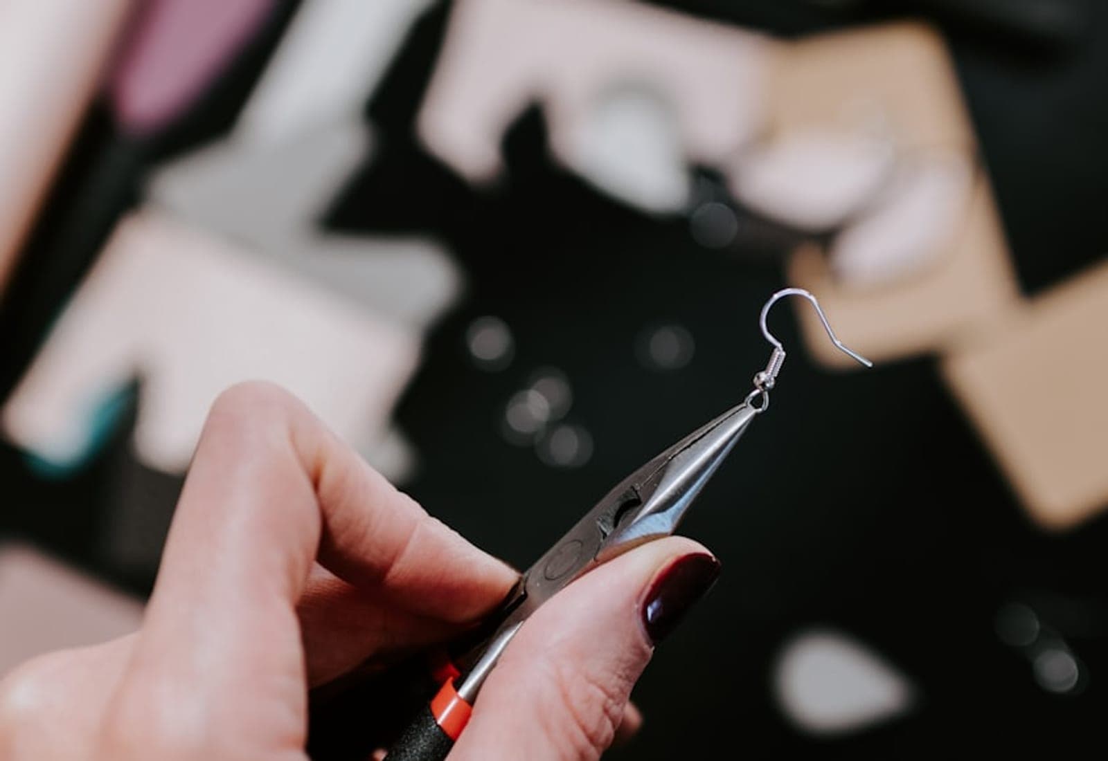 Découpe d'une chute de cuir à l'atelier Les Lupalines